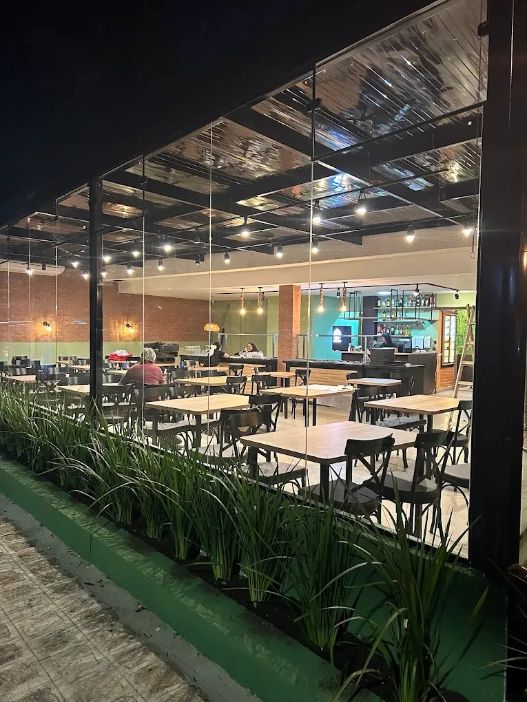 Cliente aproveitando o buffet do General Gastronomia